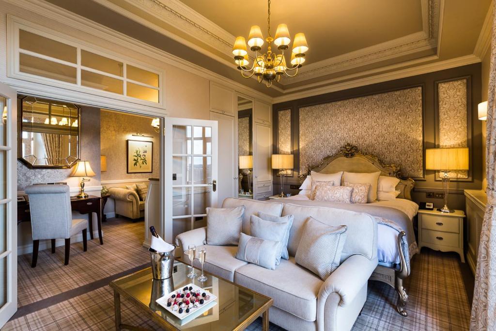 Suite,1706359561:JPEG